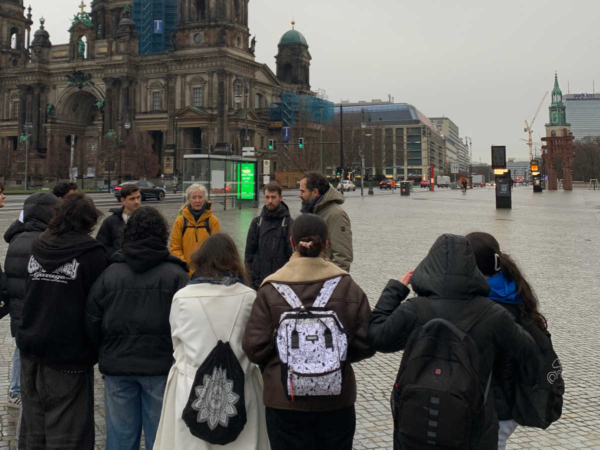Über den Dächern Berlins: Ein Tag auf dem Berliner Dom mit Gerüstbau Tisch
